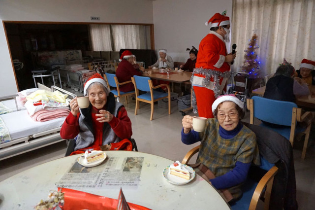 12月 クリスマスケーキを前に乾杯 12月 クリスマスケーキを前に乾杯